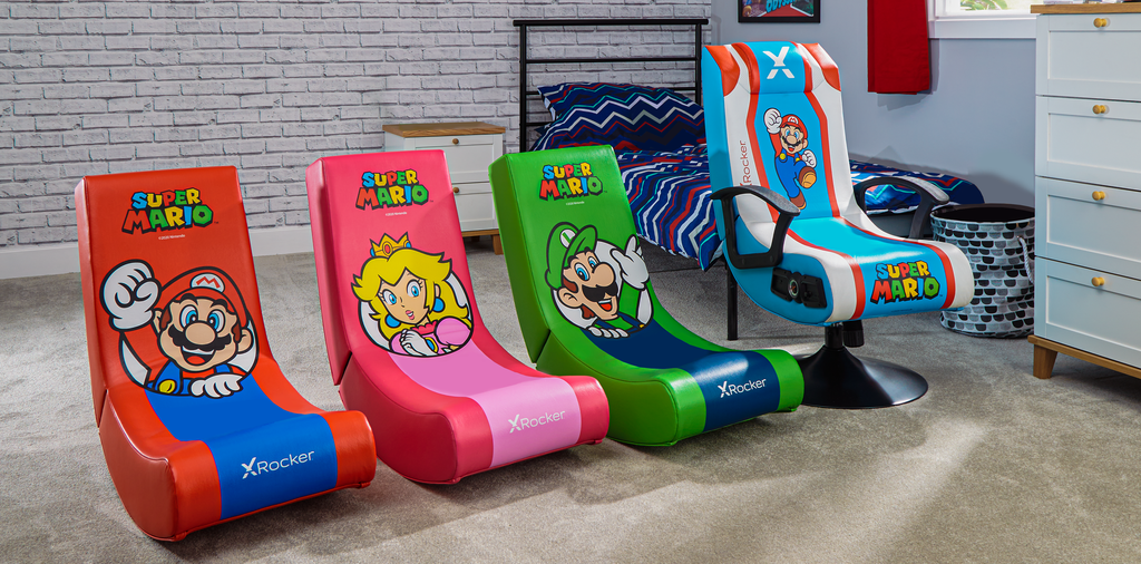 Los personajes de Nintendo Mario, la Princesa Peach y Luigi aparecen en las sillas mecedoras de piso y en las sillas de jugador con pedestal. De izquierda a derecha: mecedora de piso roja de Mario, mecedora de piso rosa de la Princesa Peach, mecedora de piso verde de Luigi y pedestal azul de Mario con audio.